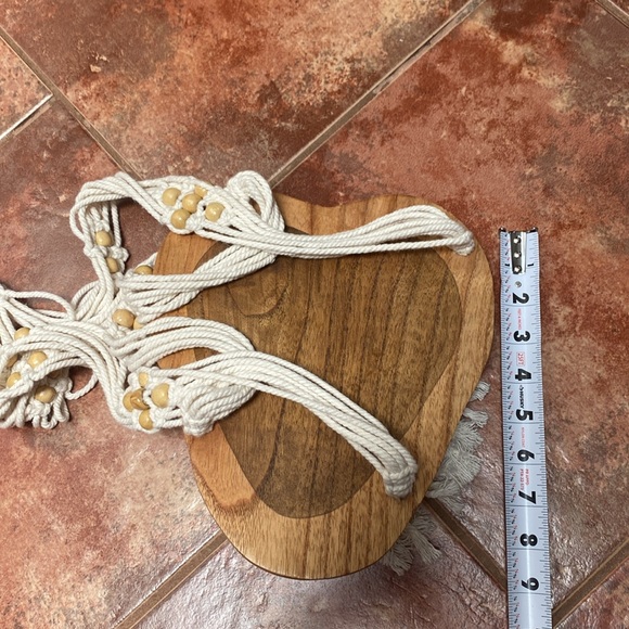 Macramé and wood heart-shaped hanging plant stand - Picture 6 of 8